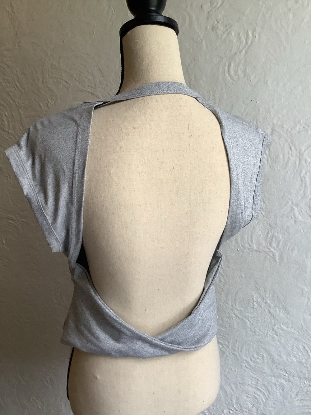 Open-Back Short Sleeve Top in Light Gray